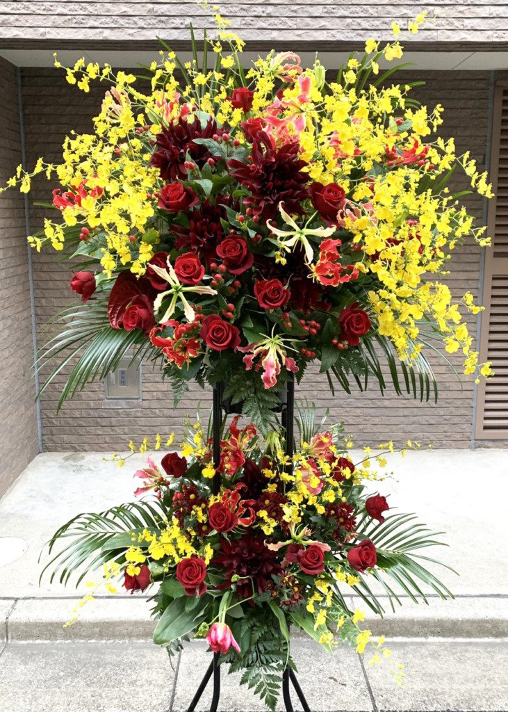 赤と黄色 ツートーン 黒パイプ 2段スタンド花 (H180)