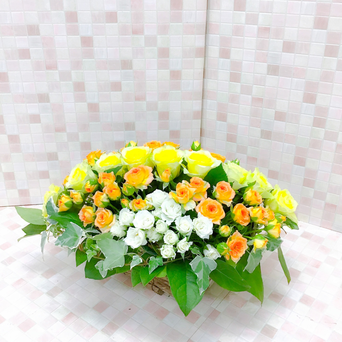 バラの黄色とオレンジのストライプアレンジメント（W40）【送料無料】