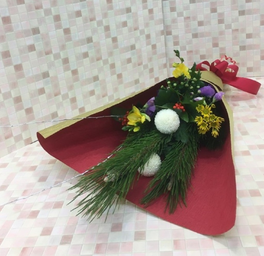 【お正月】松・千両中心の花束