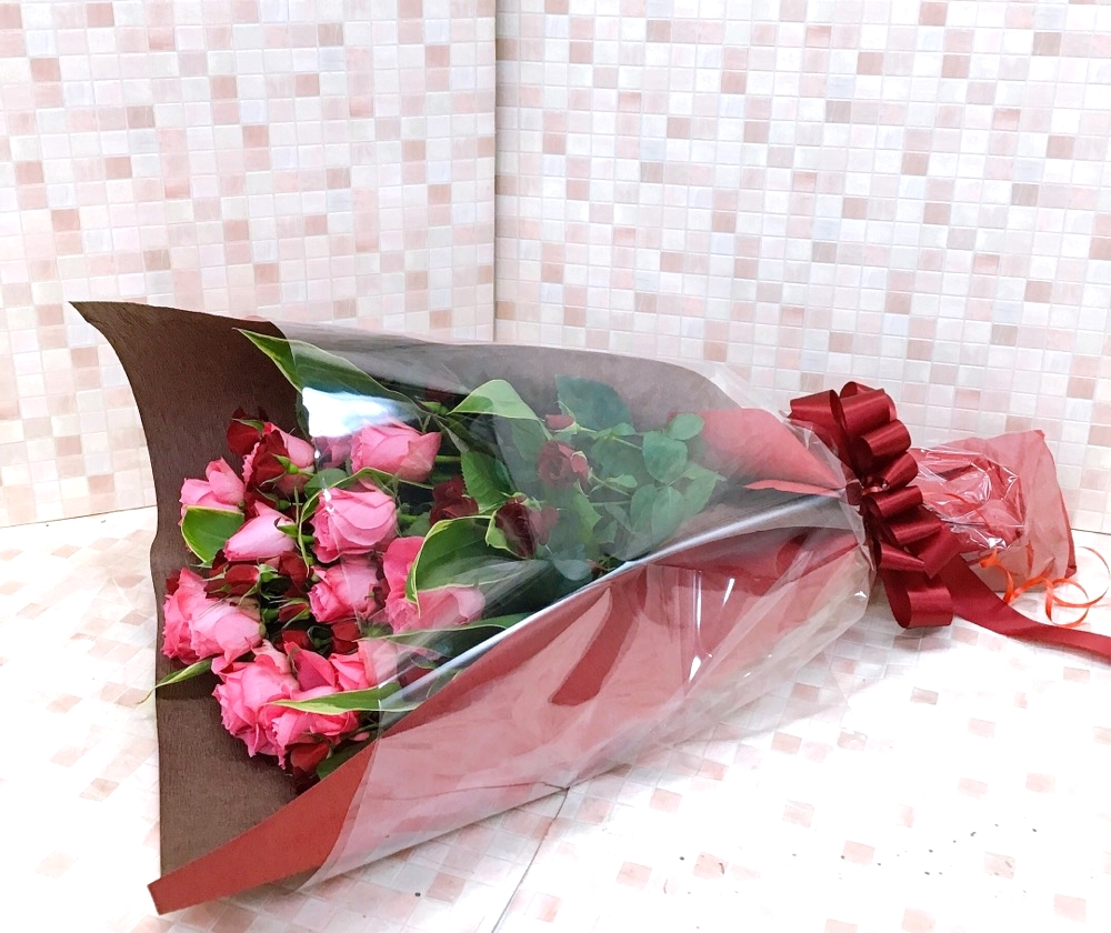ピンクバラと赤バラの花束（H75）【送料無料】