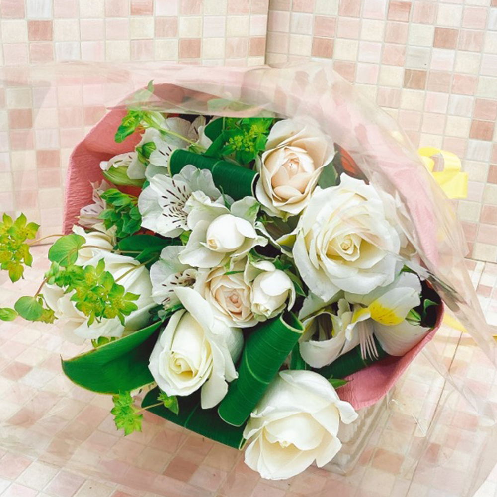 白バラのホワイトな季節の花束（H45）