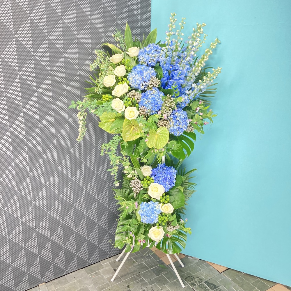 【東京エリア限定】水色とグリーンの流れるようなデザインのスタンド花（H190）【配送無料】