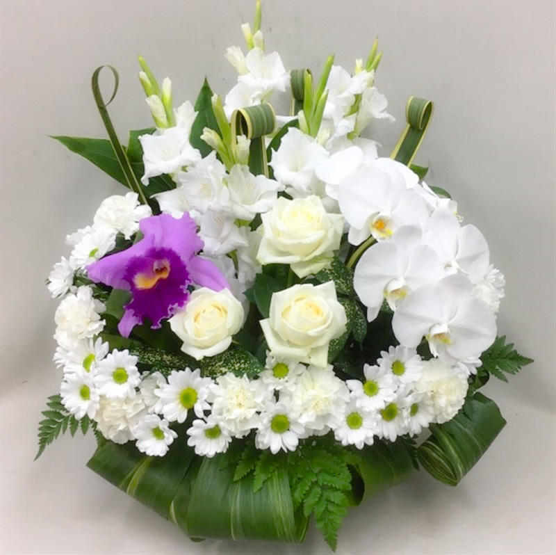 【供花】胡蝶蘭とカトレア入り白バラのエターナルリングアレンジメント（H60）【送料無料】