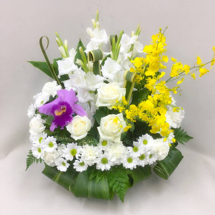 【供花】カトレアとオンシジューム入り白バラのエターナルリングアレンジメント（H60）【送料無料】