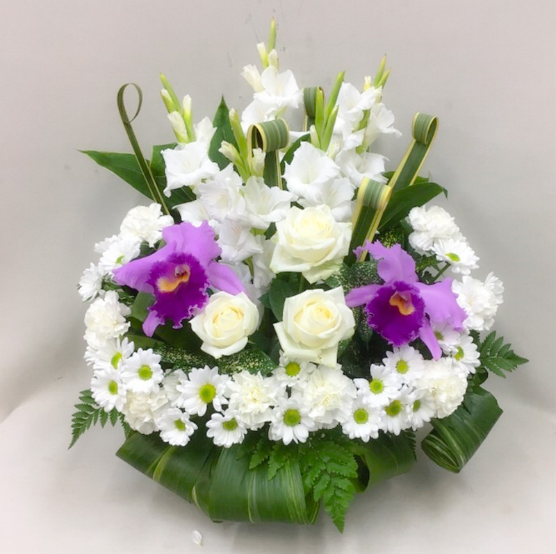 【供花】カトレア入り白バラのエターナルリングアレンジメント（H60）【送料無料】