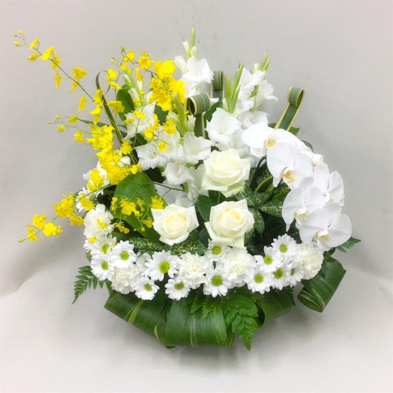 【供花】胡蝶蘭とオンシジューム入り白バラのエターナルリングアレンジメント（H60）【送料無料】