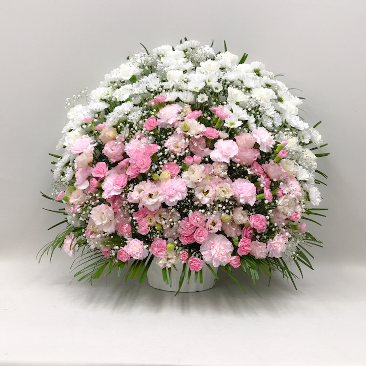 【供花】トルコキキョウとカーネーションのスフェアアレンジメント〈ピンク〉（H75）【送料無料】