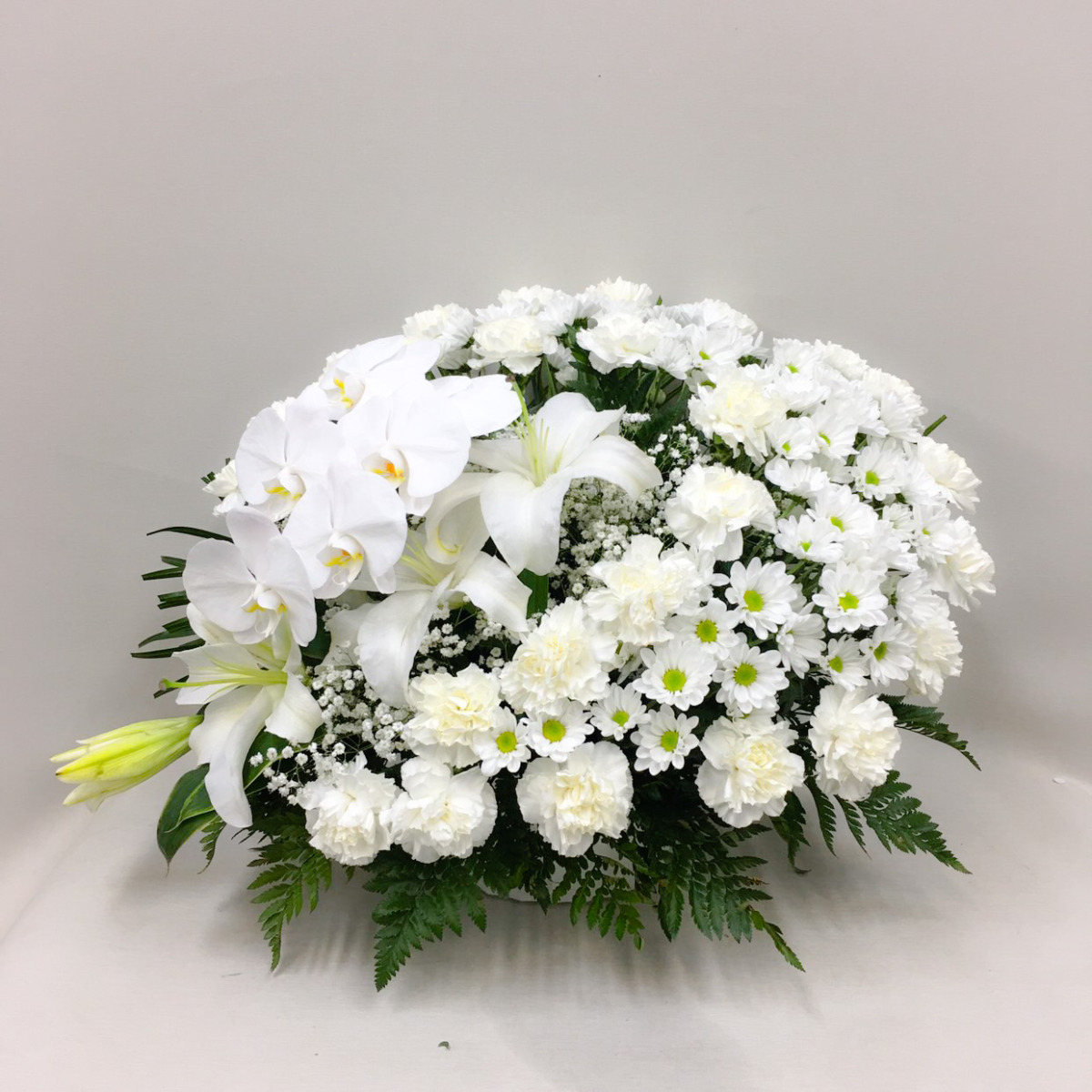 【供花】胡蝶蘭入り白ユリのオーバルアレンジメント（H50）【送料無料】