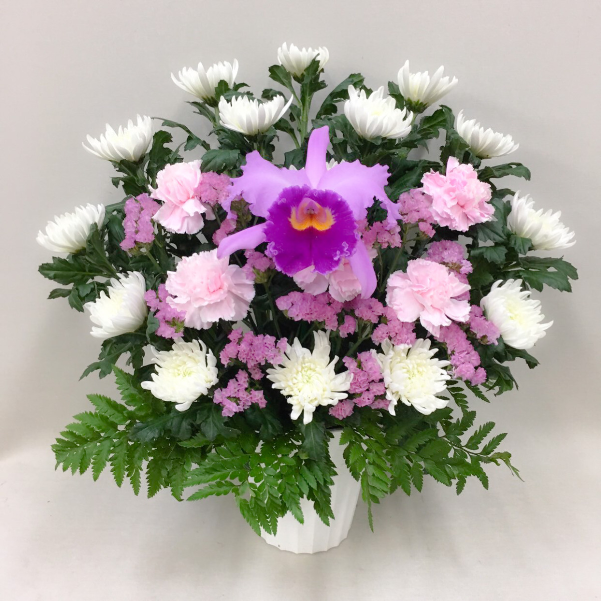 【御供】カトレア入り菊のアレンジメント〈ピンク〉（H50）【送料無料】