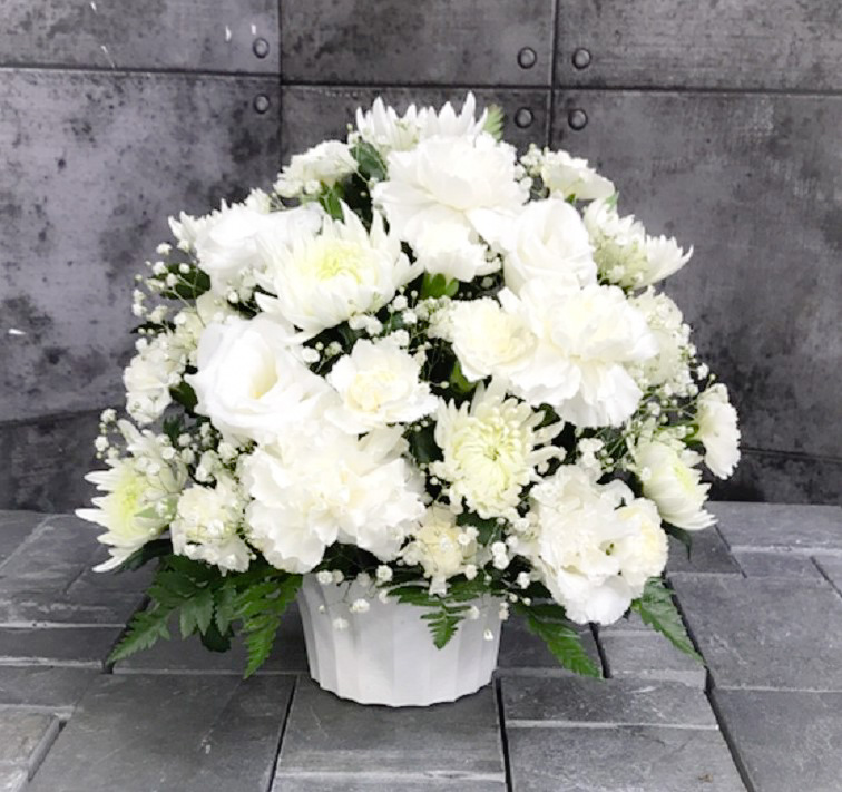 【供花】菊とトルコキキョウのラウンドアレンジメント〈ホワイト〉（H26）