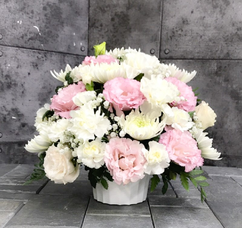 【供花】菊とトルコキキョウのラウンドアレンジメント〈ピンク〉（H26）