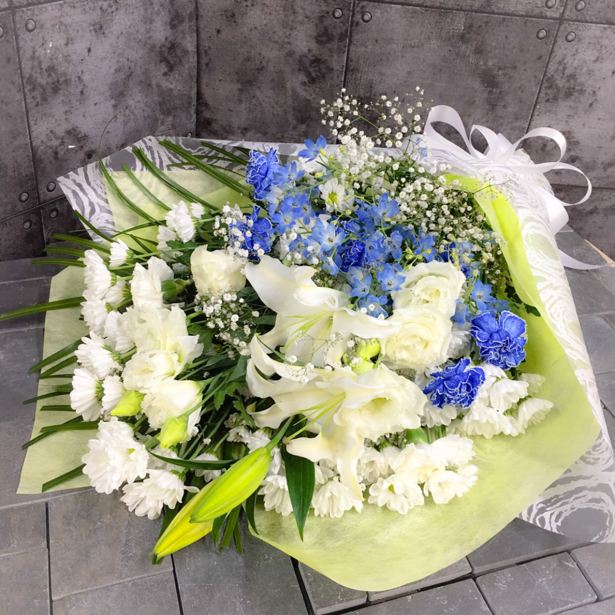 【御供】白ユリとトルコキキョウの花束〈ブルー〉（H85）【送料無料】
