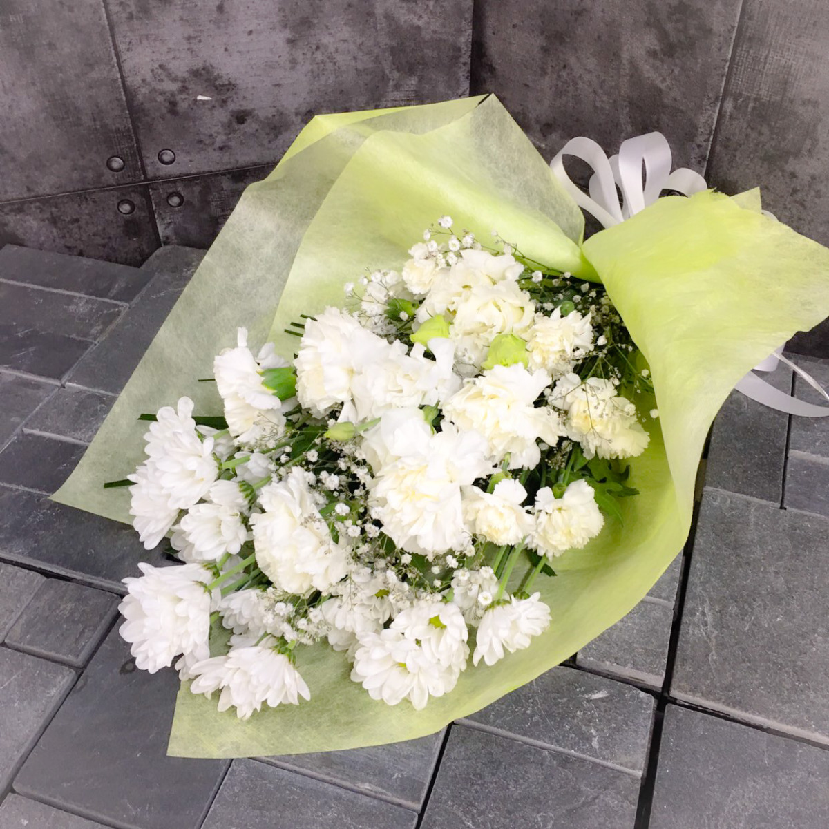 【御供】カーネーションとスプレーマムの花束〈ホワイト〉（H50）