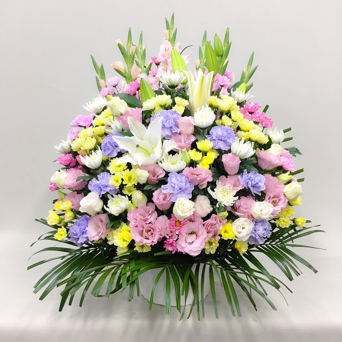 【御供】白ユリと菊と洋花のアレンジメント（H80）【送料無料】