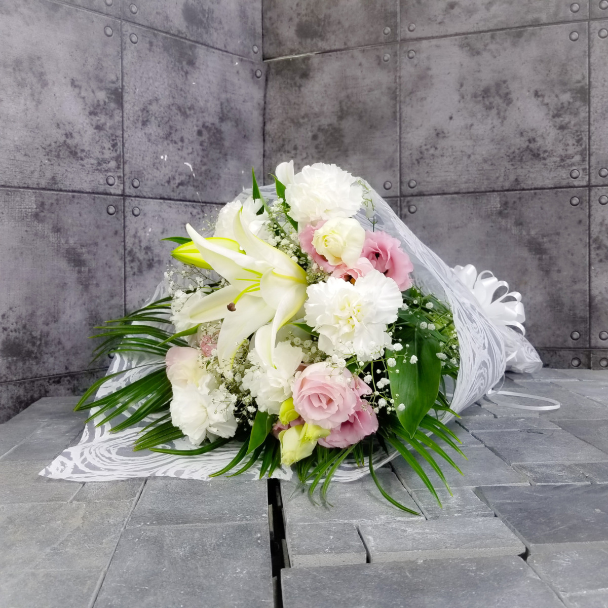 【御供】白ユリと白カーネーションの花束〈ピンク〉（H70）