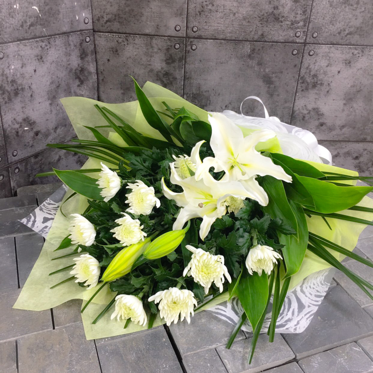 【御供】白ユリと白菊の花束（H70）